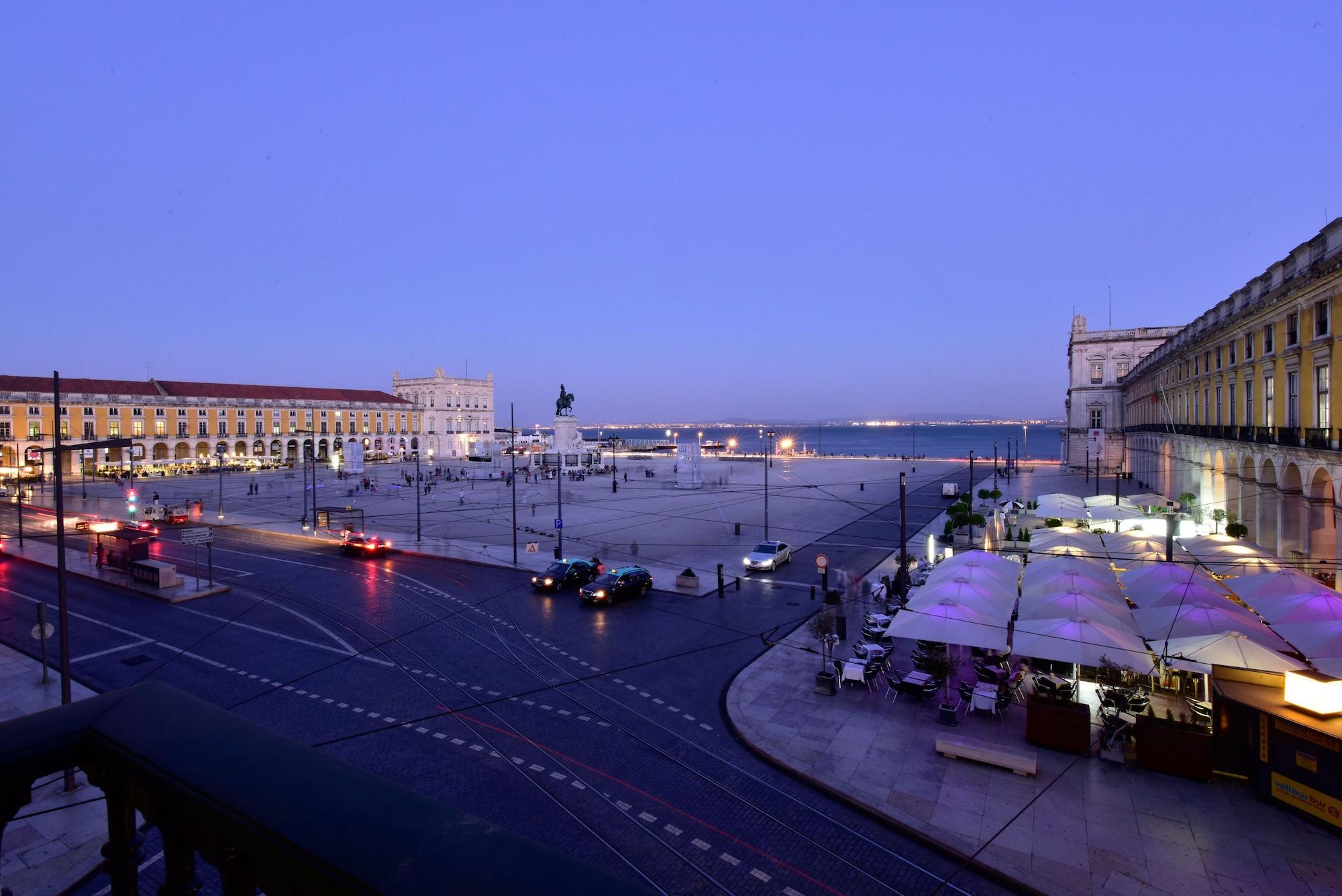 Pousada de Lisboa Praça do Comércio - Small Luxury Hoteles of the World Exterior foto The Praça do Comércio at night