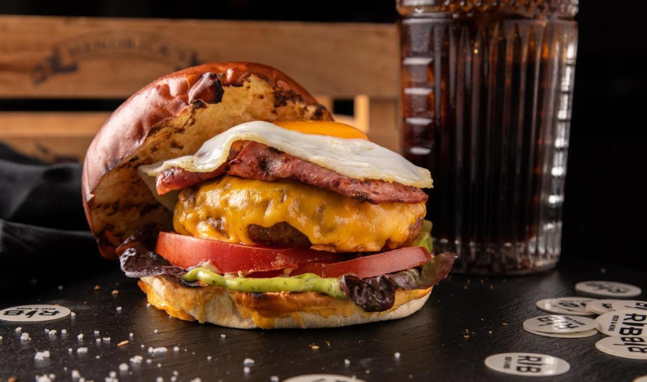 Pousada de Lisboa Praça do Comércio - Small Luxury Hoteles of the World Exterior foto A cheeseburger with bacon and egg