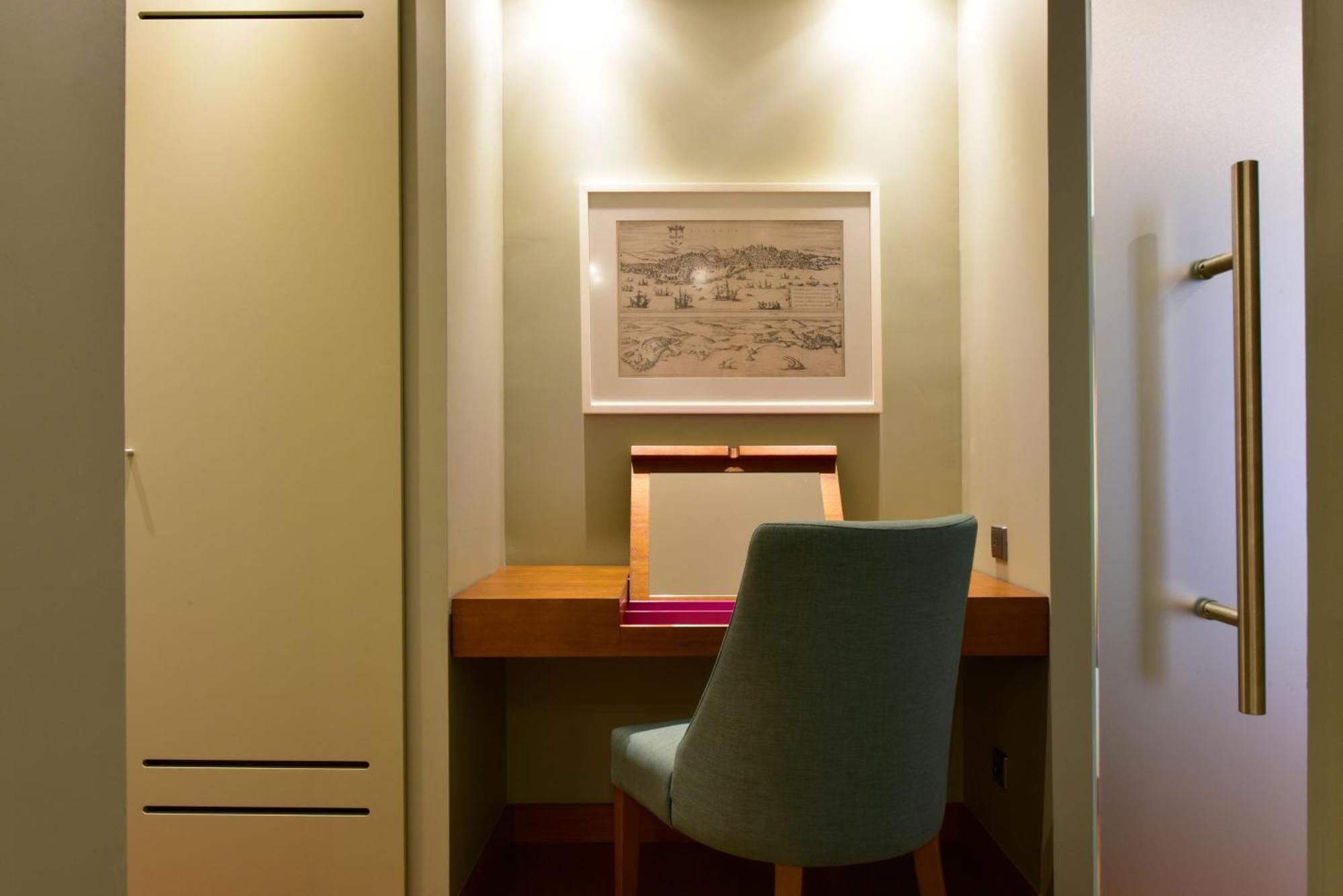 Pousada de Lisboa Praça do Comércio - Small Luxury Hoteles of the World Exterior foto A work desk in a hotel room